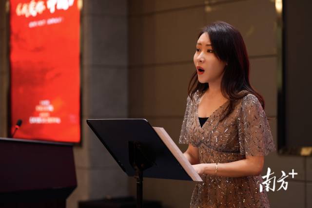 女中音王宏尧演唱《月光摇篮曲》。