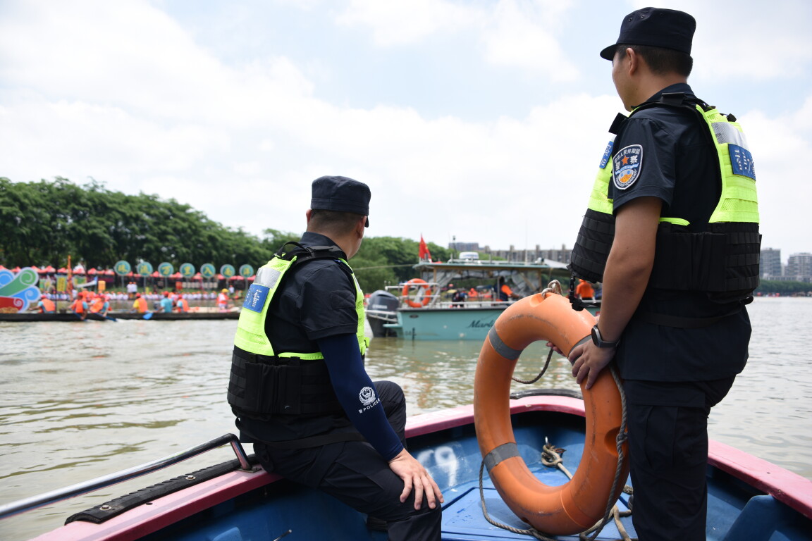广州番禺警方精准调度警力，做好辖内龙舟赛事安保工作。