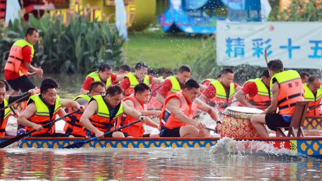 Dragon boat racing staged at Jiaomen River in Guangzhou's Nansha