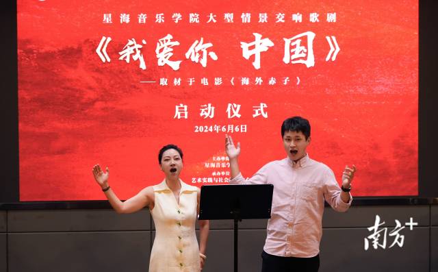 男高音王传亮、女高音任雯文演唱《我的根啊在中国》。