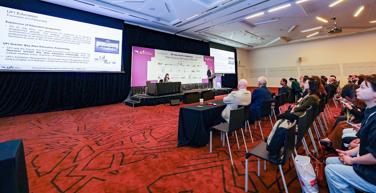 Na Conferência Ásia-Pacífico da UFI 2025, Chris Skeith, OBE, Director Executivo da UFI, apresenta os programas de formação da UFI em Macau e noutros locais aos representantes internacionais da indústria de convenções e exposições