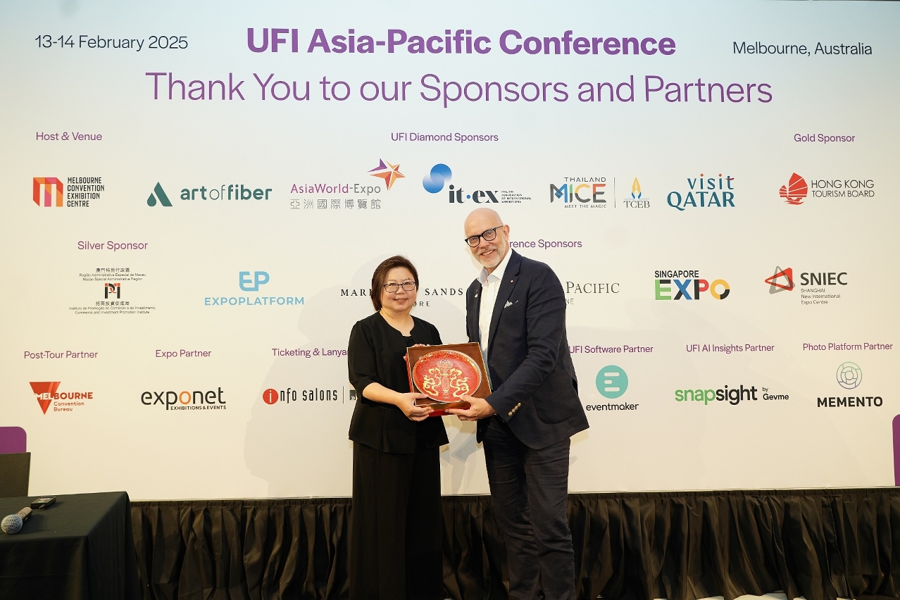 Wong Yee Lam, Vogal do Conselho Administrativo do IPIM, troca informações sobre a indústria de convenções e exposições de Macau e Hengqin com Chris Skeith, OBE, Director Executivo da UFI