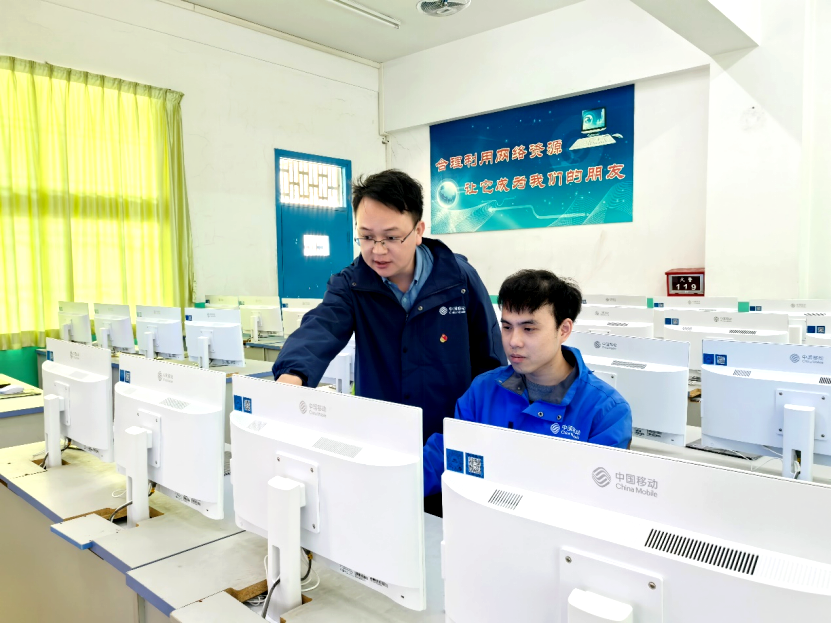 广东移动网络人员架设智能云电脑。广东移动供图。