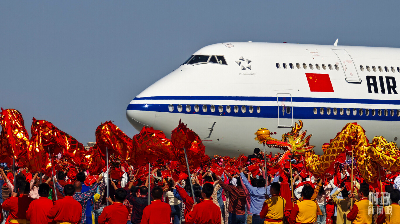 △习近平总书记乘坐的专机抵达乌鲁木齐。(总台央广记者潘毅拍摄)