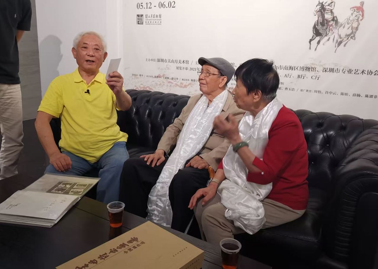 2021年，其加达瓦（左）和梁世雄（中）时隔56年相见。受访者供图