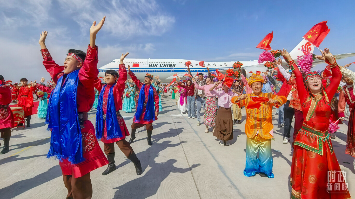 △乌鲁木齐天山国际机场,新疆各族群众热烈欢迎总书记到来。(总台央视记者范凯、史伟拍摄)