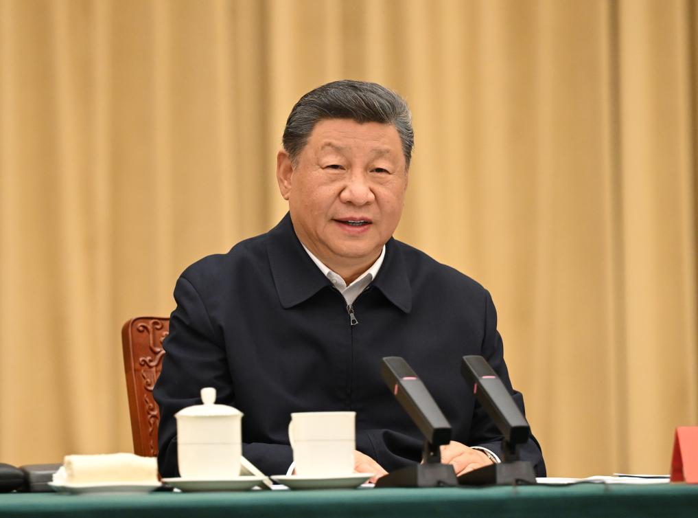 9月24日下午，率中央代表团出席新疆维吾尔自治区成立70周年庆祝活动的中共中央总书记、国家主席、中央军委主席习近平在乌鲁木齐听取新疆维吾尔自治区党委和政府工作汇报，发表了重要讲话。 新华社记者 谢环驰 摄