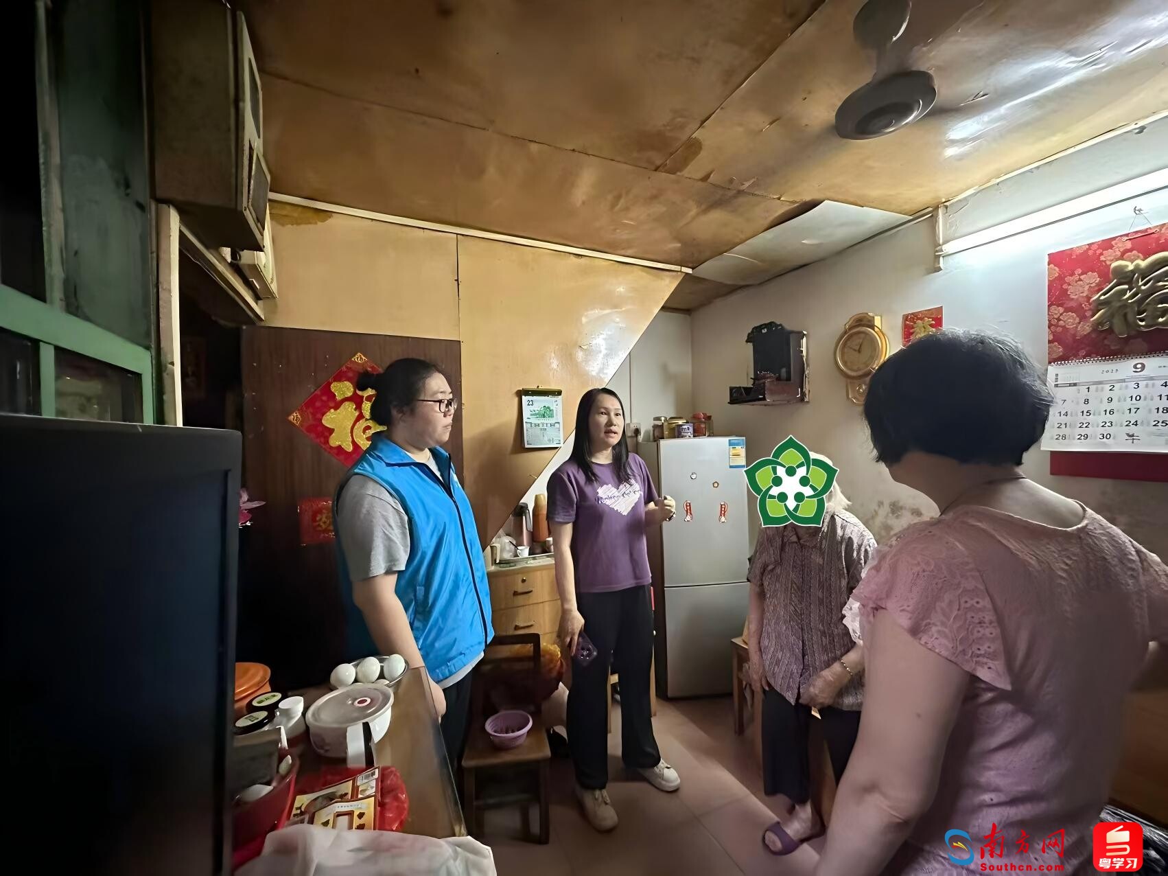 珠光街“双百工程”社工站与祖庙前居委使命职员在台风惠临前上门与社区特困职员相同,并辅助其与同住母亲撤退辖区低洼平房