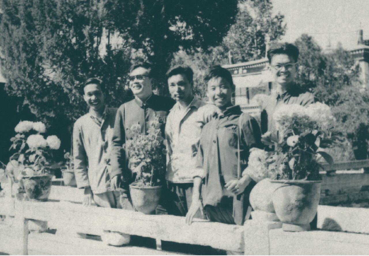 1965年，梁世雄、牛文、姚耕云、其加达瓦、杜英信在拉萨合影。受访者供图