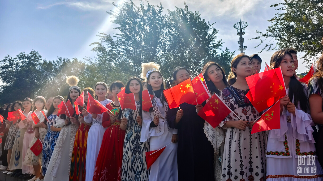 △乌鲁木齐街头,新疆各族群众热烈欢迎总书记到来。(总台记者高帅、总台央视记者韩锐拍摄)