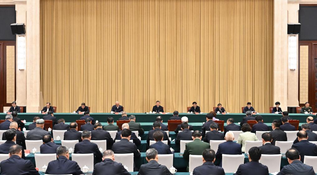 9月24日下午，率中央代表团出席新疆维吾尔自治区成立70周年庆祝活动的中共中央总书记、国家主席、中央军委主席习近平在乌鲁木齐听取新疆维吾尔自治区党委和政府工作汇报，发表了重要讲话。 新华社记者 谢环驰 摄