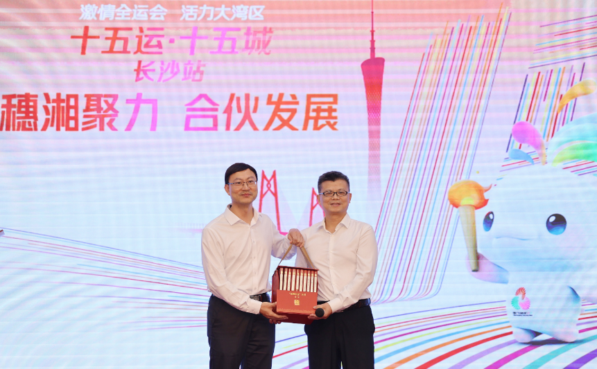 广州日报报业总体党委副通告、副社长、总编纂柳剑能（左）以及长沙晚报报业总体党委副通告、总司理周艺