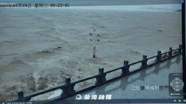 24日，珠海近岸海域出现的大浪。