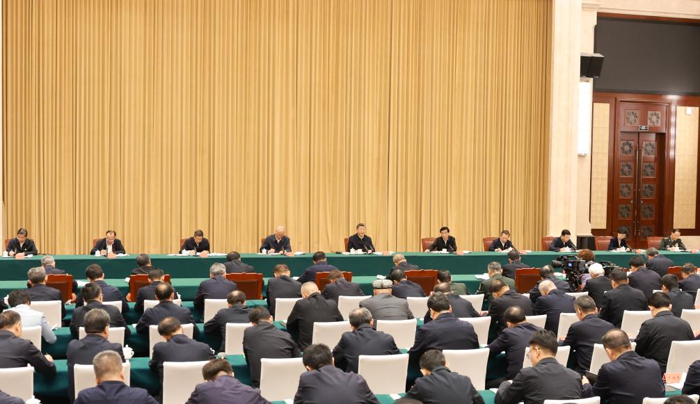 9月24日下午，率中央代表团出席新疆维吾尔自治区成立70周年庆祝活动的中共中央总书记、国家主席、中央军委主席习近平在乌鲁木齐听取新疆维吾尔自治区党委和政府工作汇报，发表了重要讲话。 新华社记者 丁林 摄