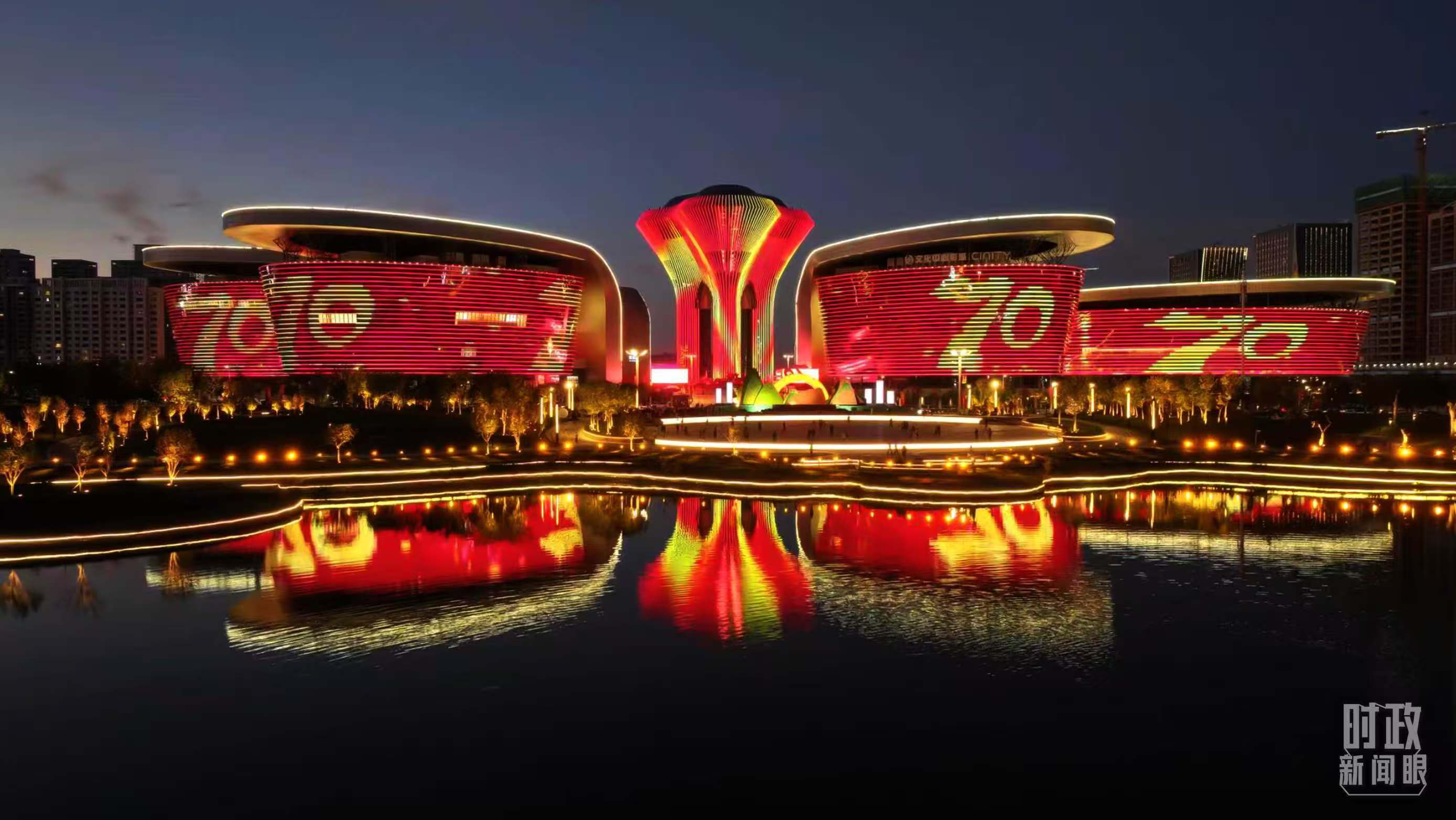 △乌鲁木齐文化中心夜景。(总台记者阿尔曼拍摄)