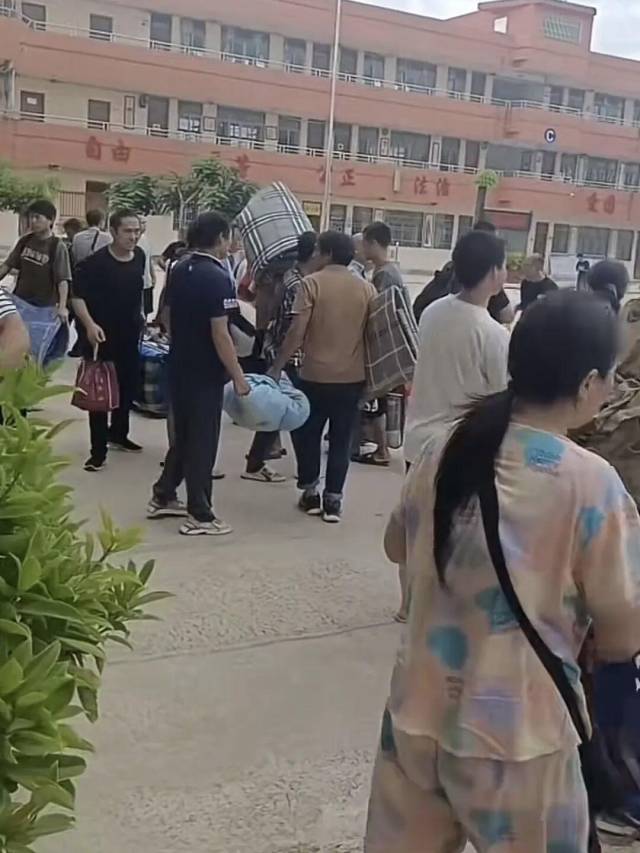 工人住进学校避险。