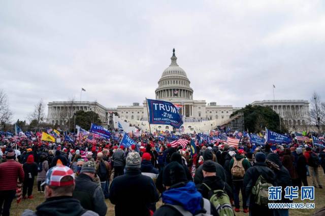 1月6日，在美国首都华盛顿，美国总统特朗普的支持者举行示威游行。新华社记者 刘杰 摄