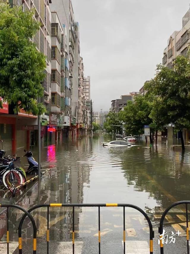 6月22日晚至6月23日清晨，英德市英城街道持续大雨，市区部分路段内涝较严重。