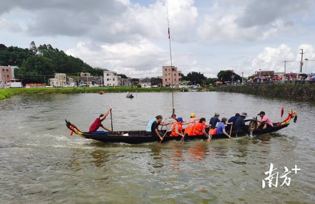 精彩之处莫过于水上“漂移”。 精彩之处莫过于水上“漂移”。
