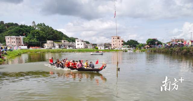 团结协作、奋楫争先,这就是龙舟精神。 团结协作、奋楫争先,这就是龙舟精神。