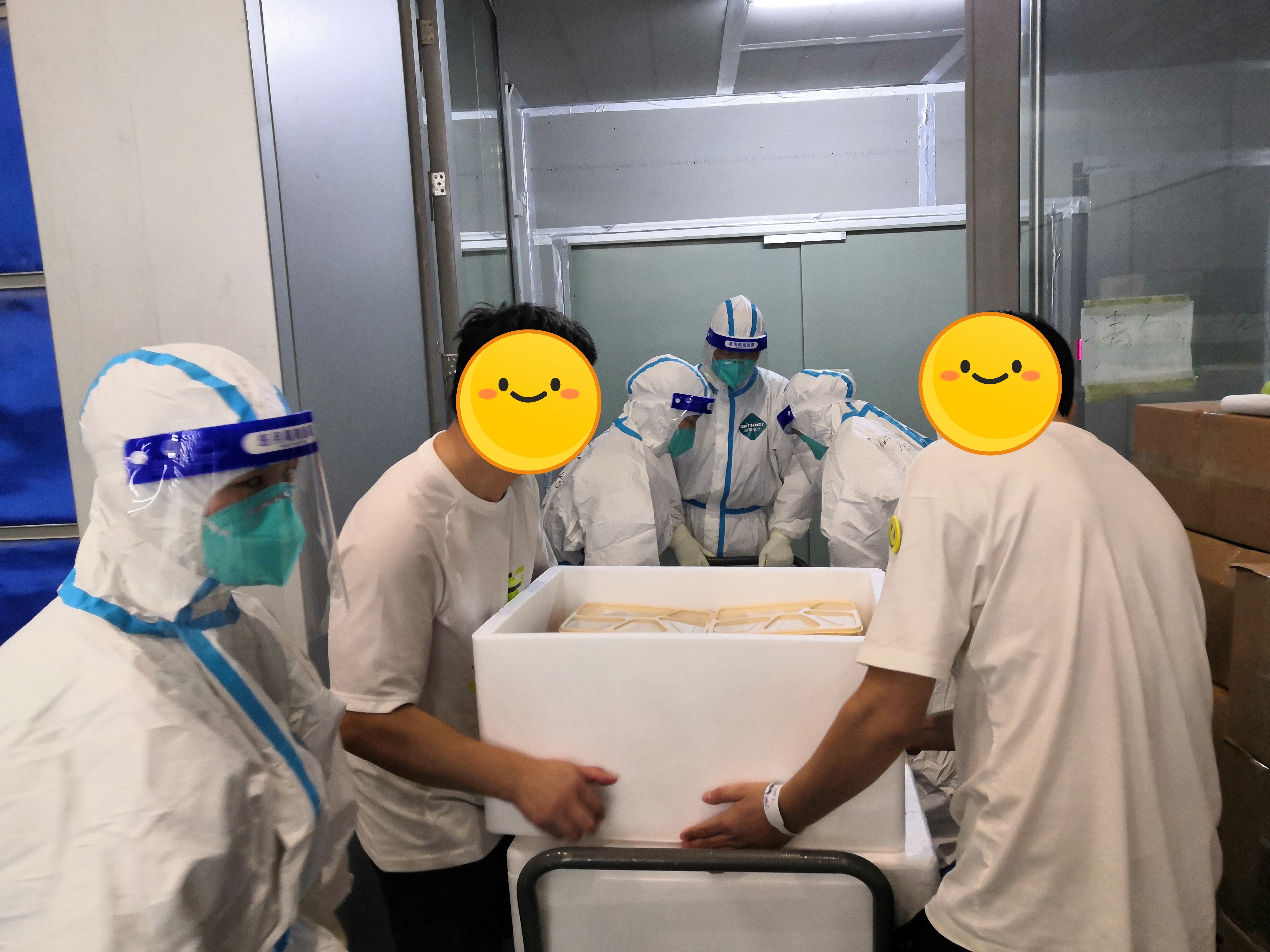 志愿者帮助医护人员搬运物资。