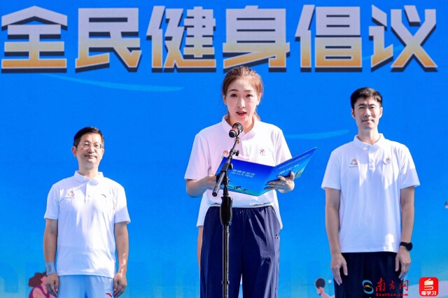 奥运冠军王励勤、刘诗雯亲临现场，刘诗雯（中）宣读全民健身倡议。（图/主办方）