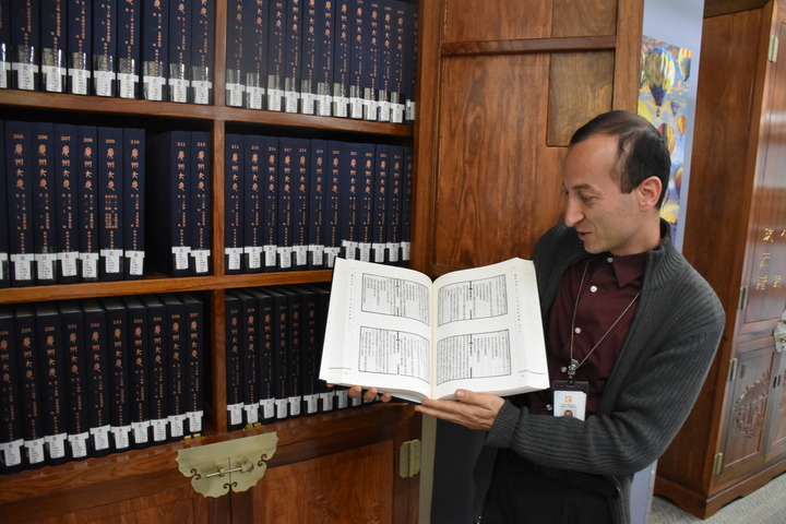 4月20日，一名图书管理员在美国洛杉矶公共图书馆的中央图书馆展示《广州大典》。