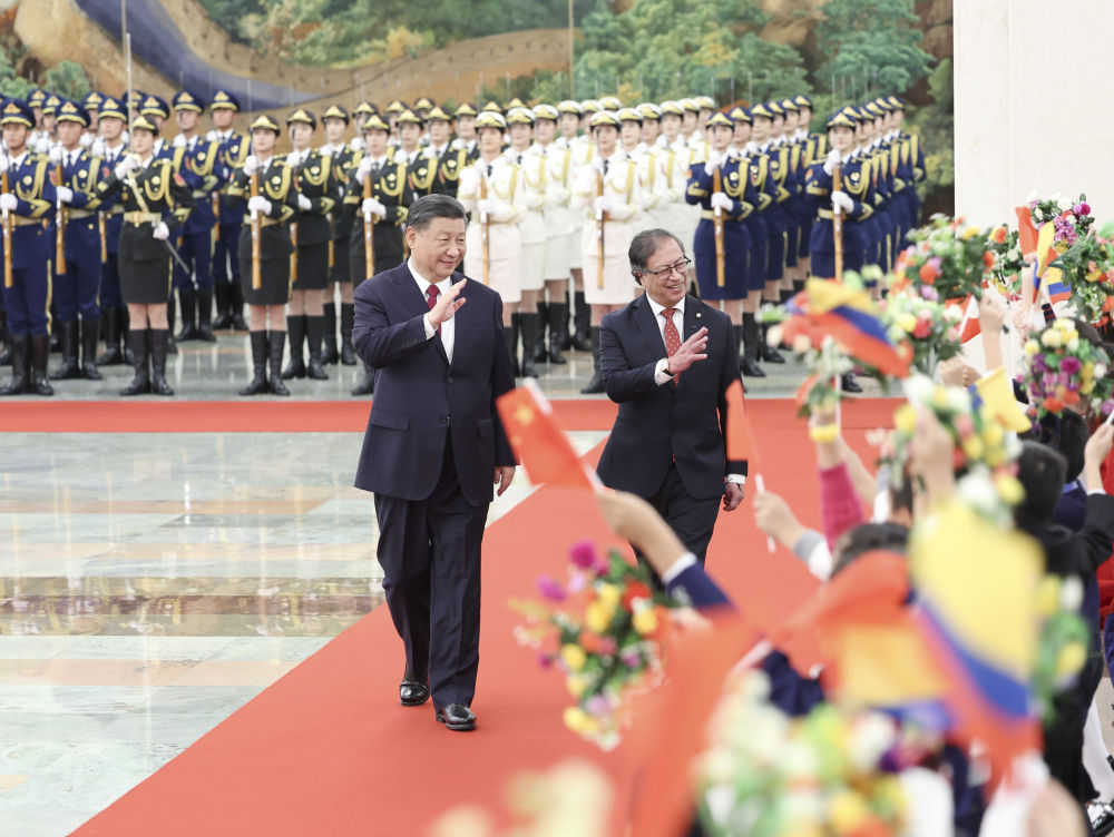 10月25日下午，国家主席习近平在北京人民大会堂同来华进行国事访问的哥伦比亚总统佩特罗举行会谈。这是会谈前，习近平在人民大会堂北大厅为佩特罗举行欢迎仪式。