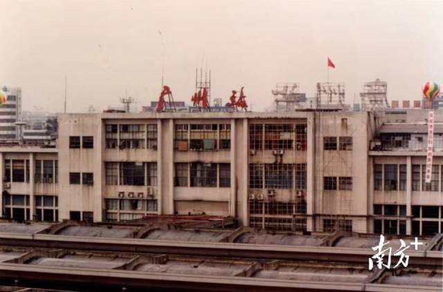 1997年7月的车站主楼，可以清晰地看到靠站台一侧简体“广州站”三个字，繁体“广州站”在主楼正面。