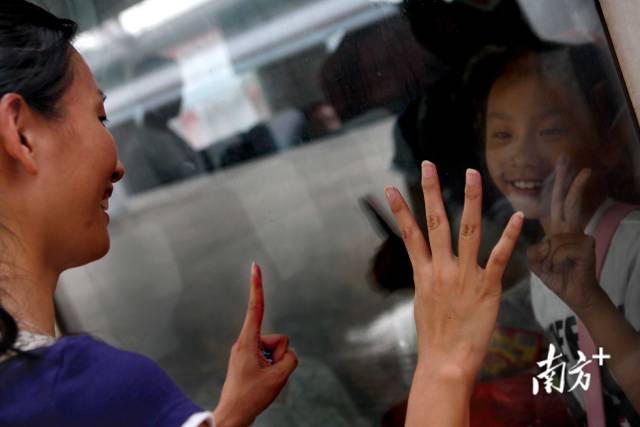 2007年8月，广州火车站，来广州探亲的孩童们开始陆续返回老家。