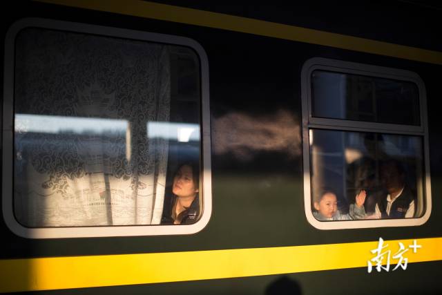 2017年1月22日，开往怀化的列车缓缓离开广州火车站，一名孩子快乐地向窗外挥手，而前面的女子则陷入了沉思。