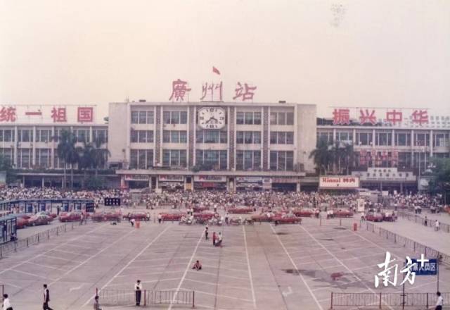 1996年广州站广场。