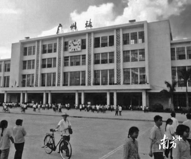 1974年的广州站广场。