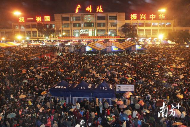 2008年，广州火车站广场，滞留的旅客。