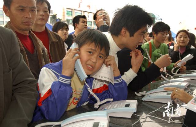 2006年1月14日，广州火车站广场旅客服务中心正式投入使用，为市民提供拨打电话和市内线路查询等服务。小朋友都可以安心地在火车站打公用电话。