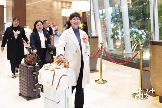 1月24日，出席广东省十四届人大五次会议的代表抵达广州驻地，向大会报到。