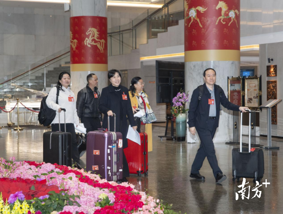 1月24日，出席广东省十四届人大五次会议的代表抵达广州驻地，向大会报到。