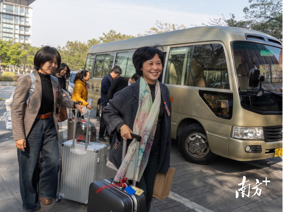 1月24日，出席广东省十四届人大五次会议的代表抵达广州驻地，向大会报到。