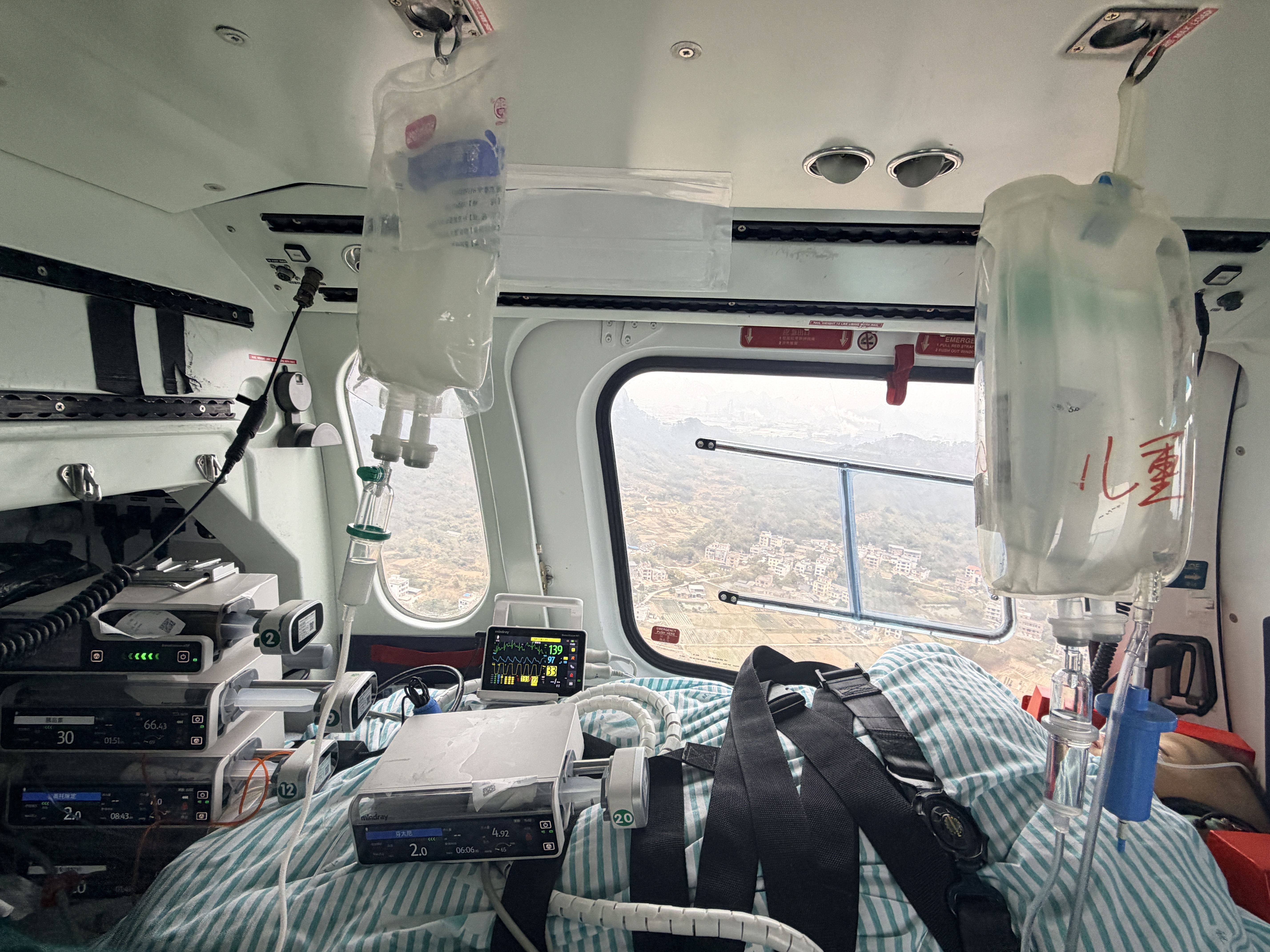 转运途中直升机内情况