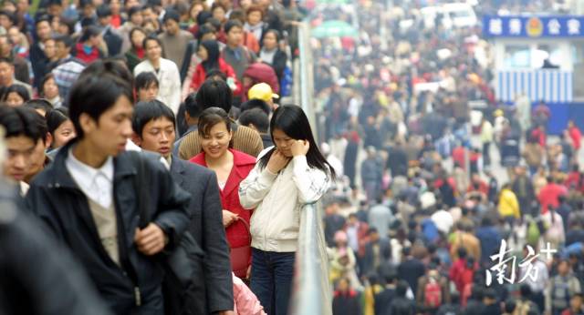 2005年，火车站的出站通道和入站通道都挤满了来往的旅客。春运只平静了短短几天，南下务工回流人数开始暴涨，全国各地的南下大军再度涌向广州火车站和汽车站。
