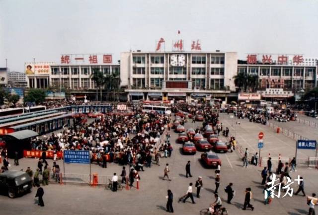 2000年的广州站广场。