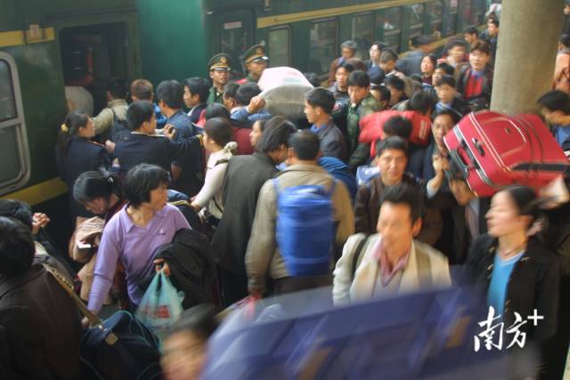 20世纪80年代，广州火车站2号站台，旅客排队上车。