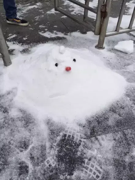 广州塔顶的雪都可以堆雪人了 图/@广州塔
