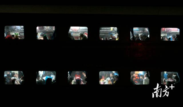 2009年1月，一辆春运列车即将从广州火车站出发，车窗内是一个个充满回家喜悦的旅客。