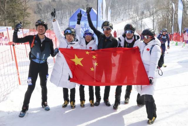 ▲2025年2月12日，第九届亚冬会滑雪登山混合接力决赛，中国选手在赛后合影庆祝。中国组合次旦玉珍和布鲁尔、于婧萱和毕禹新、索朗曲珍和刘建宾分别获得冠、亚、季军 图/新华社记者 杨青