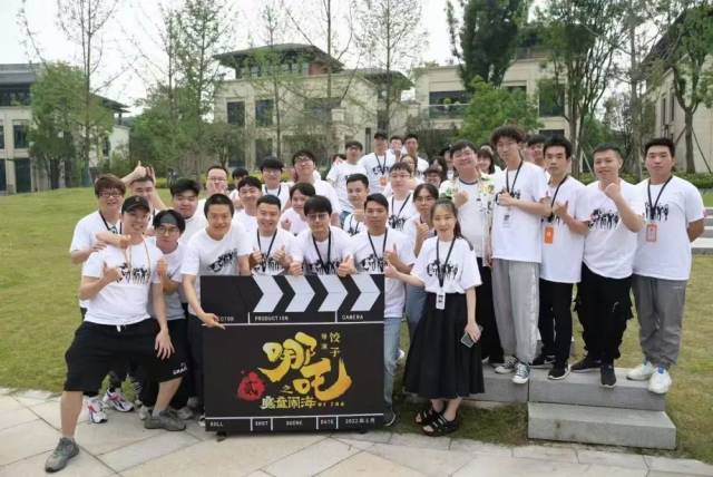 饺子导演(前排左三)和参与《哪吒之魔童闹海》(《哪吒2》)制作的四川传媒学院部分师生合影。从动画特效、制片到配音,四川传媒学院多位师生参与了该电影的制作(资料照片)。新华社发 饺子导演(前排左三)和参与《哪吒之魔童闹海》(《哪吒2》)制作的四川传媒学院部分师生合影。从动画特效、制片到配音,四川传媒学院多位师生参与了该电影的制作(资料照片)。新华社发