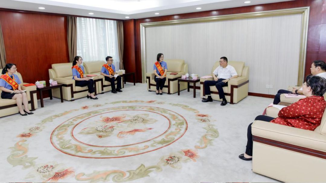 省检察院领导与我省检察机关受表彰的全国和省先进工作者会谈交流