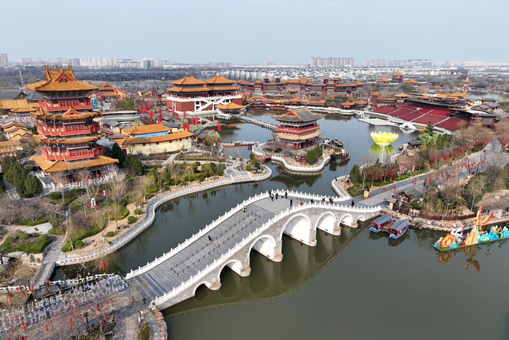 2025年3月6日，游客在开封清明上河园景区游玩。新华社记者 李嘉南 摄