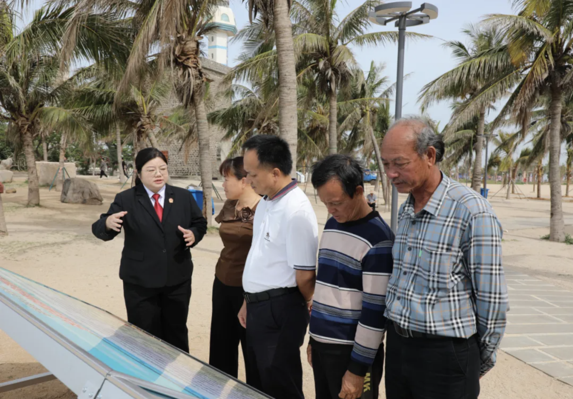 法官為村民講解珊瑚礁司法保護令的由來和海洋生態(tài)環(huán)境保護法律知識。