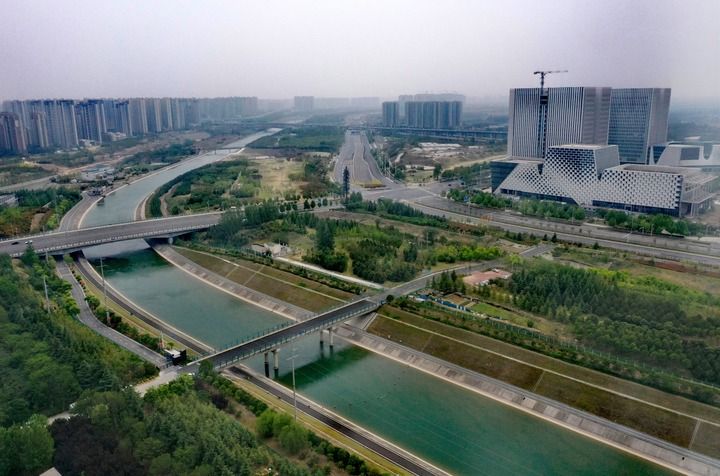 2025年4月27日在郑州市中原西路附近拍摄的南水北调中线工程（无人机照片）。新华社记者 李嘉南 摄